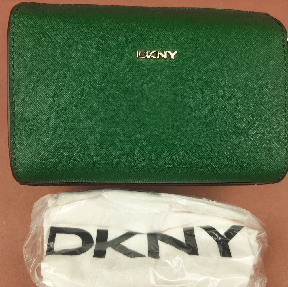 Dkny Bryant Park Chain Item Square Crossbody Green